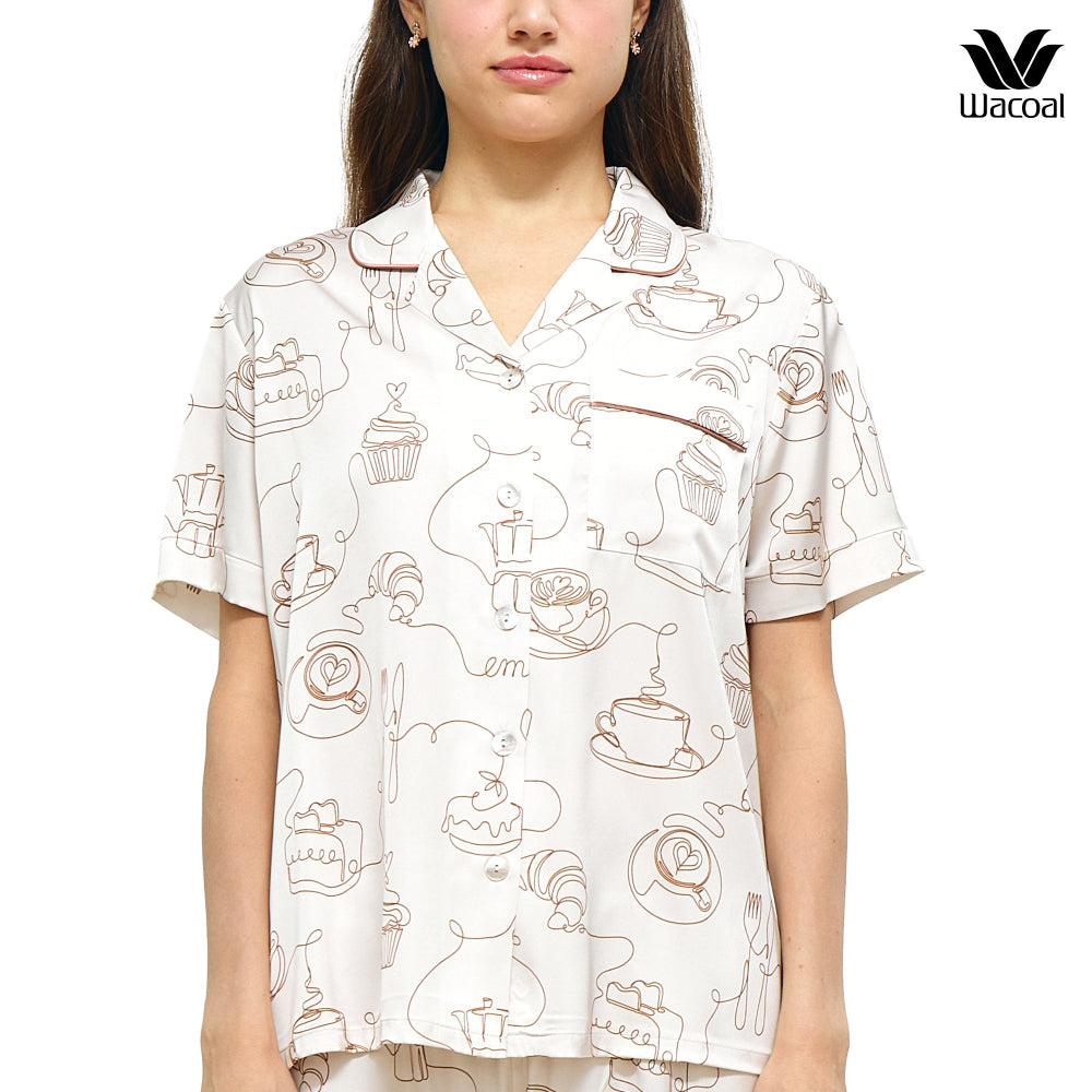 Wacoal CAFE’ CATION ชุดนอนแขนสั้น ขายาว พิมพ์ลาย Coffee Print รุ่น WN7G05 สีเบจ (LB)