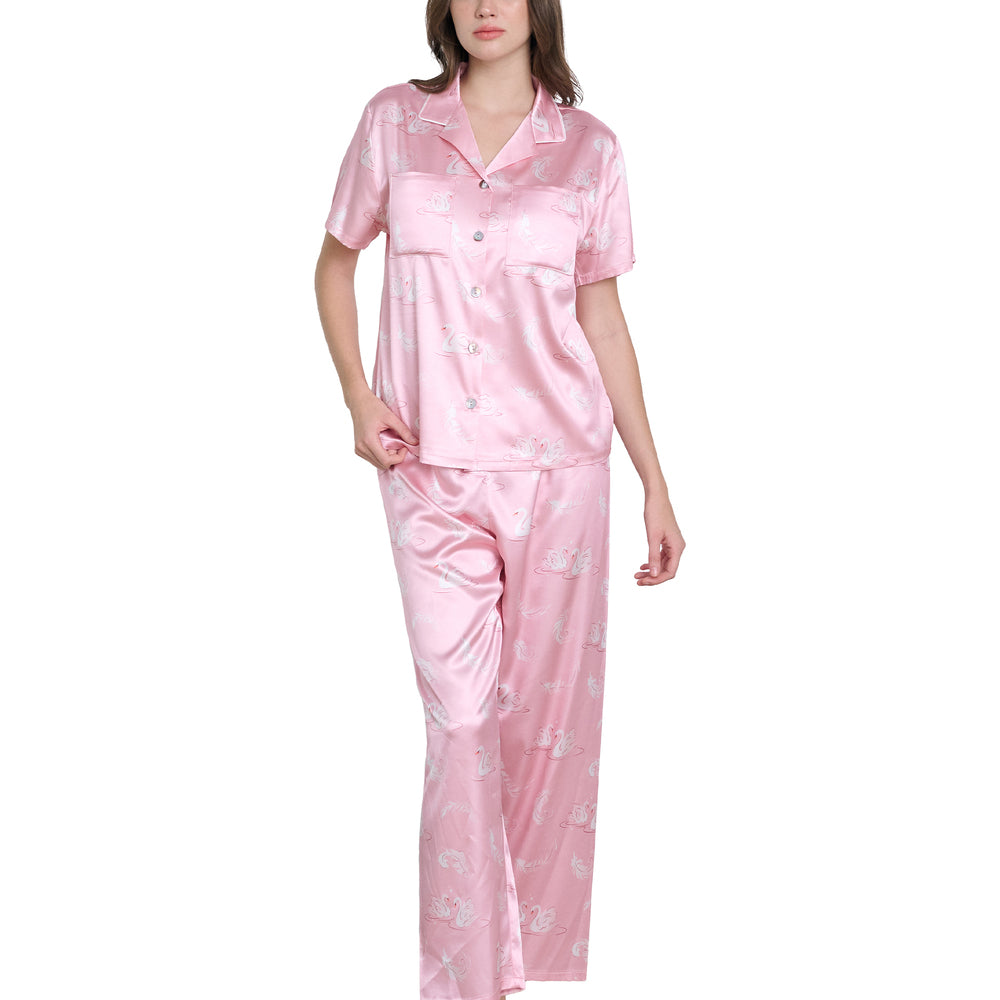 Wacoal Dreamland Collection ชุดนอนกันโป๊ แขนสั้นขายาว ผ้าซาติน พิมพ์ลาย Swan lake รุ่น WN7V19 สีชมพู (PI)