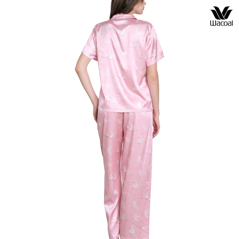 Wacoal Dreamland Collection ชุดนอนกันโป๊ แขนสั้นขายาว ผ้าซาติน พิมพ์ลาย Swan lake รุ่น WN7V19 สีชมพู (PI)