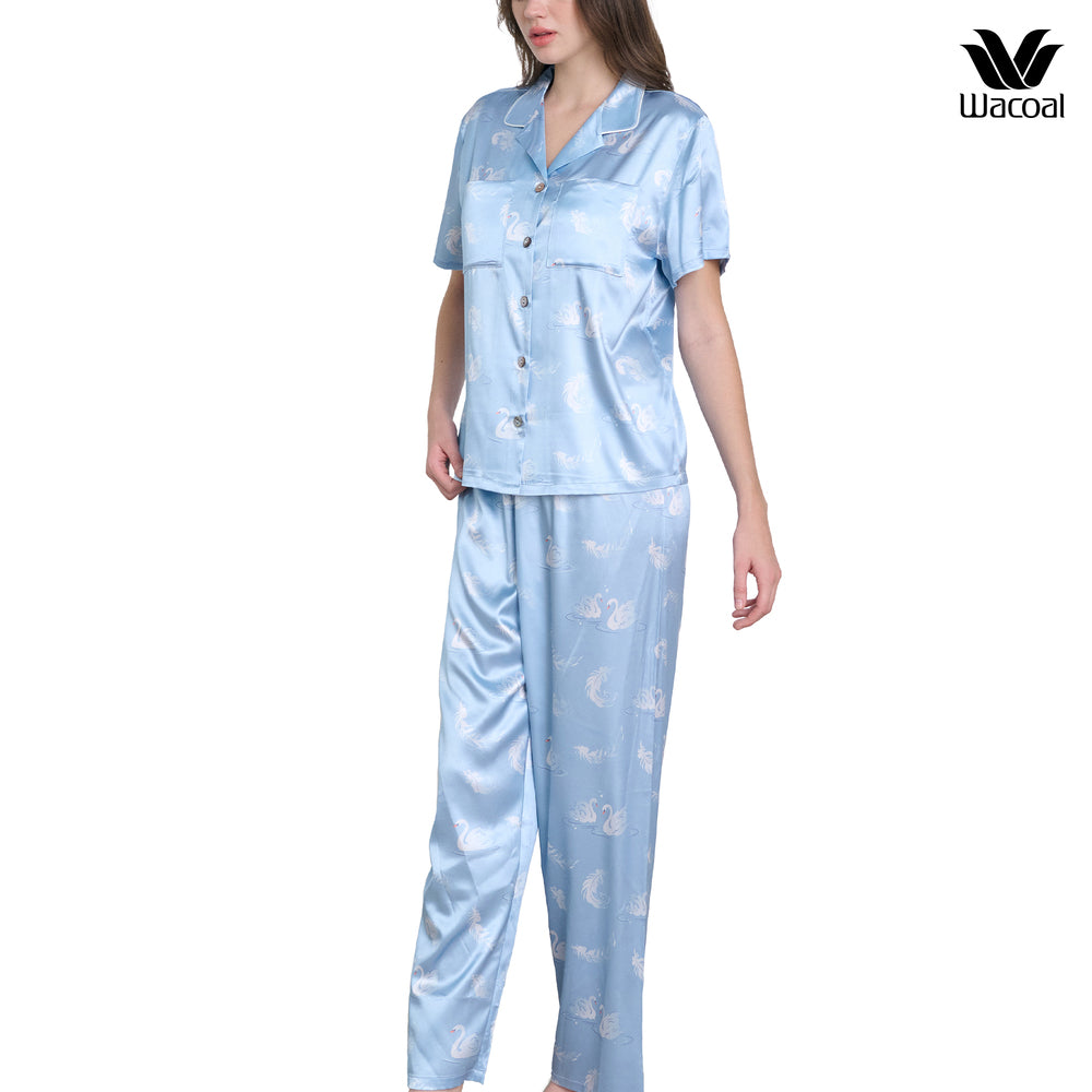 Wacoal Dreamland Collection ชุดนอนกันโป๊ แขนสั้นขายาว ผ้าซาติน พิมพ์ลาย Swan lake รุ่น WN7V19 สีฟ้า (SX)