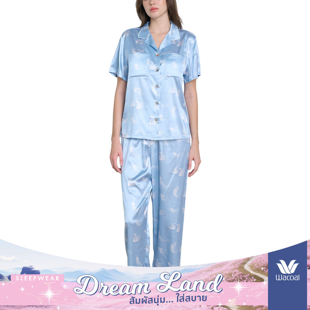 Wacoal Dreamland Collection ชุดนอนกันโป๊ แขนสั้นขายาว ผ้าซาติน พิมพ์ลาย Swan lake รุ่น WN7V19 สีฟ้า (SX)