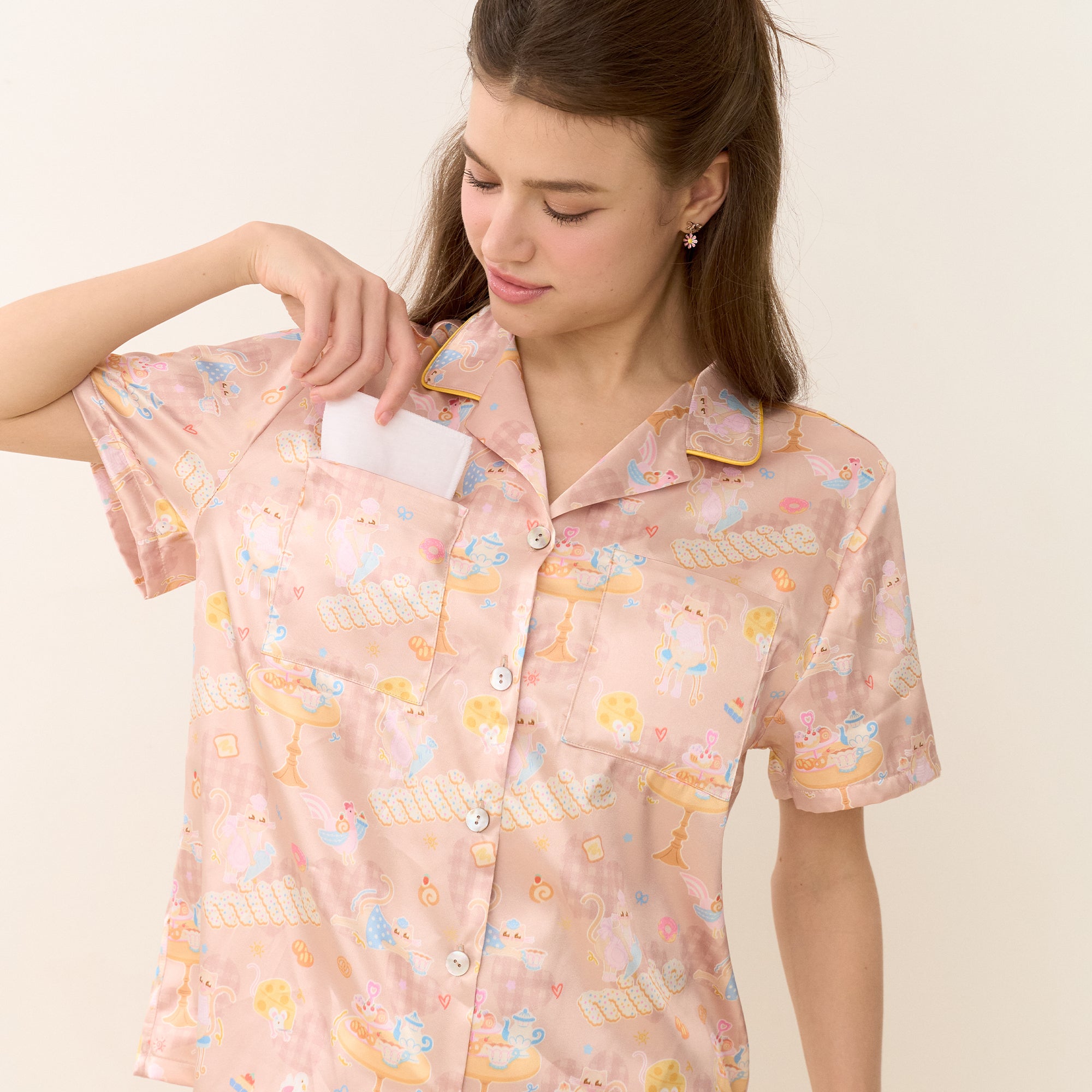 Wacoal CAFE’ CATION ชุดนอนกันโป๊ แขนสั้น ขาสั้น ผ้า Satin รุ่น WN7V24 สีน้ำตาล (BR)