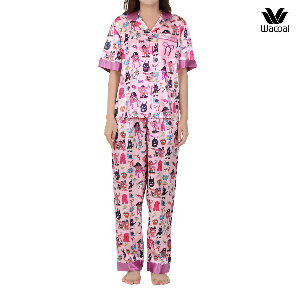 Wacoal X Milly & Mercy ชุดนอนแขนสั้น ขายาว พิมพ์ลายทั่วตัว รุ่น WN7D53 สีชมพู (PI)