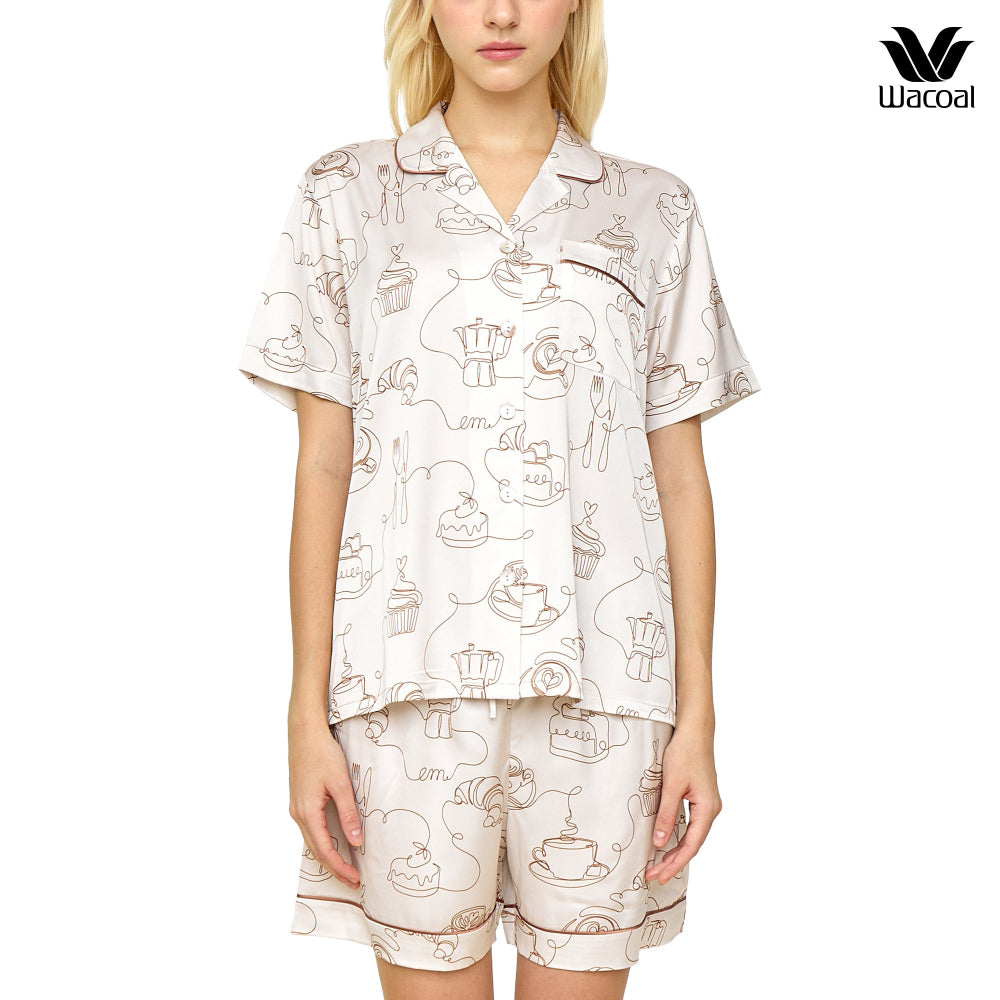 Wacoal CAFE’ CATION ชุดนอนแขนสั้น ขาสั้น พิมพ์ลาย Coffee Print รุ่น WN7G02 สีเบจ (LB)