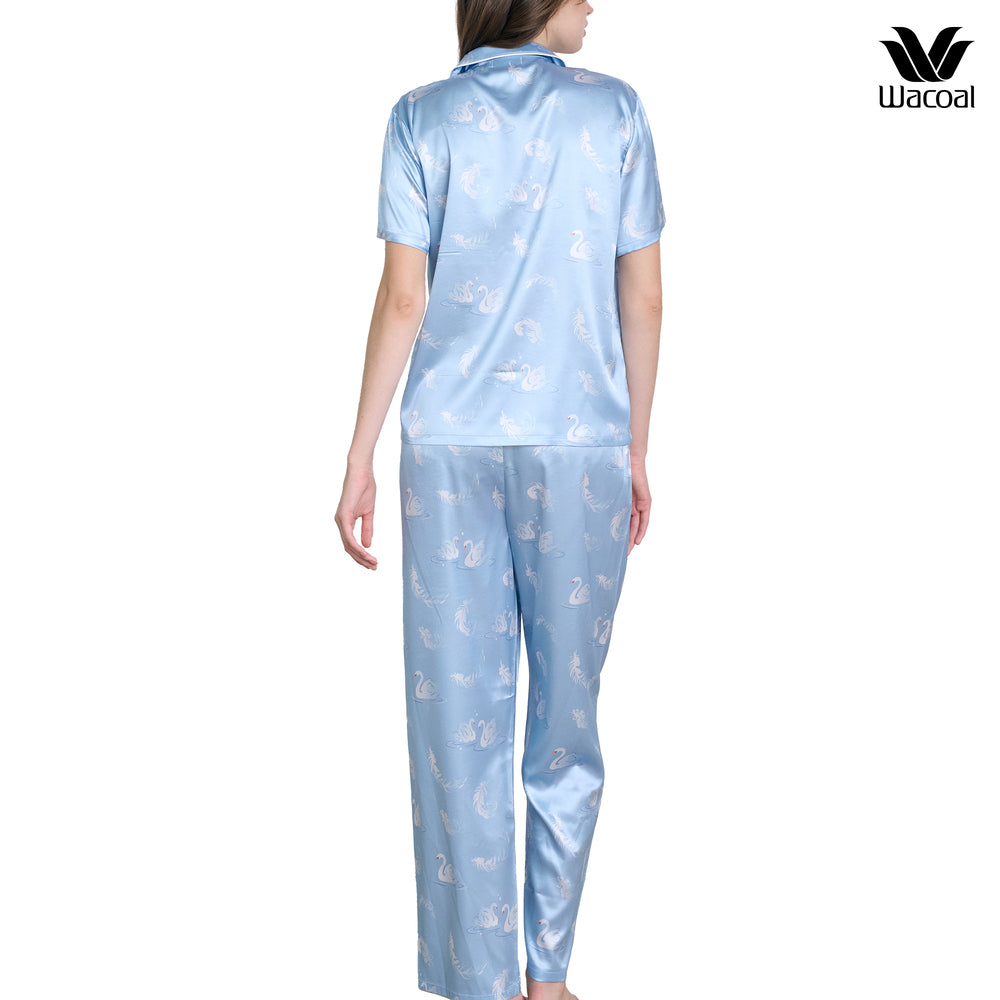 Wacoal Dreamland Collection ชุดนอนกันโป๊ แขนสั้นขายาว ผ้าซาติน พิมพ์ลาย Swan lake รุ่น WN7V19 สีฟ้า (SX)