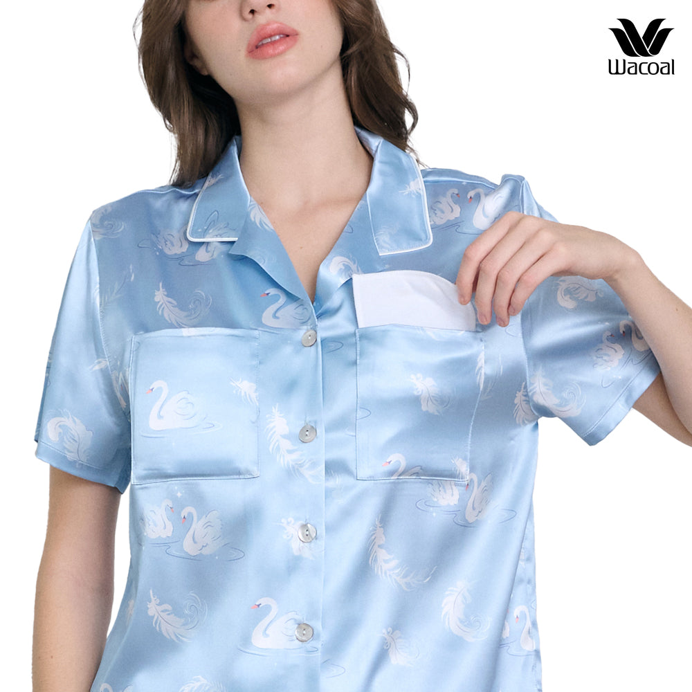 Wacoal Dreamland Collection ชุดนอนกันโป๊ แขนสั้นขายาว ผ้าซาติน พิมพ์ลาย Swan lake รุ่น WN7V19 สีฟ้า (SX)